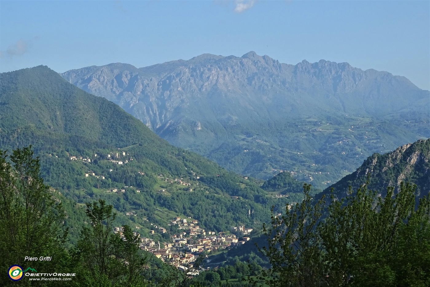 33 Vista da La Torre su S. Pellegrino e verso Cancervo-Venturosa.JPG